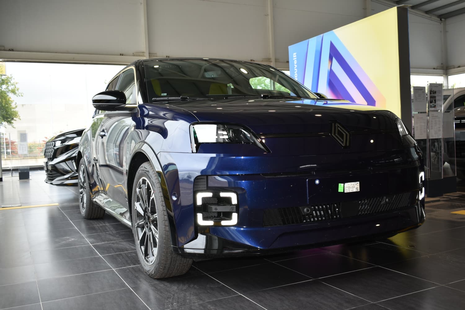 Renault 5 E-TECH ICONIC CINQ 150CV miniatura 3